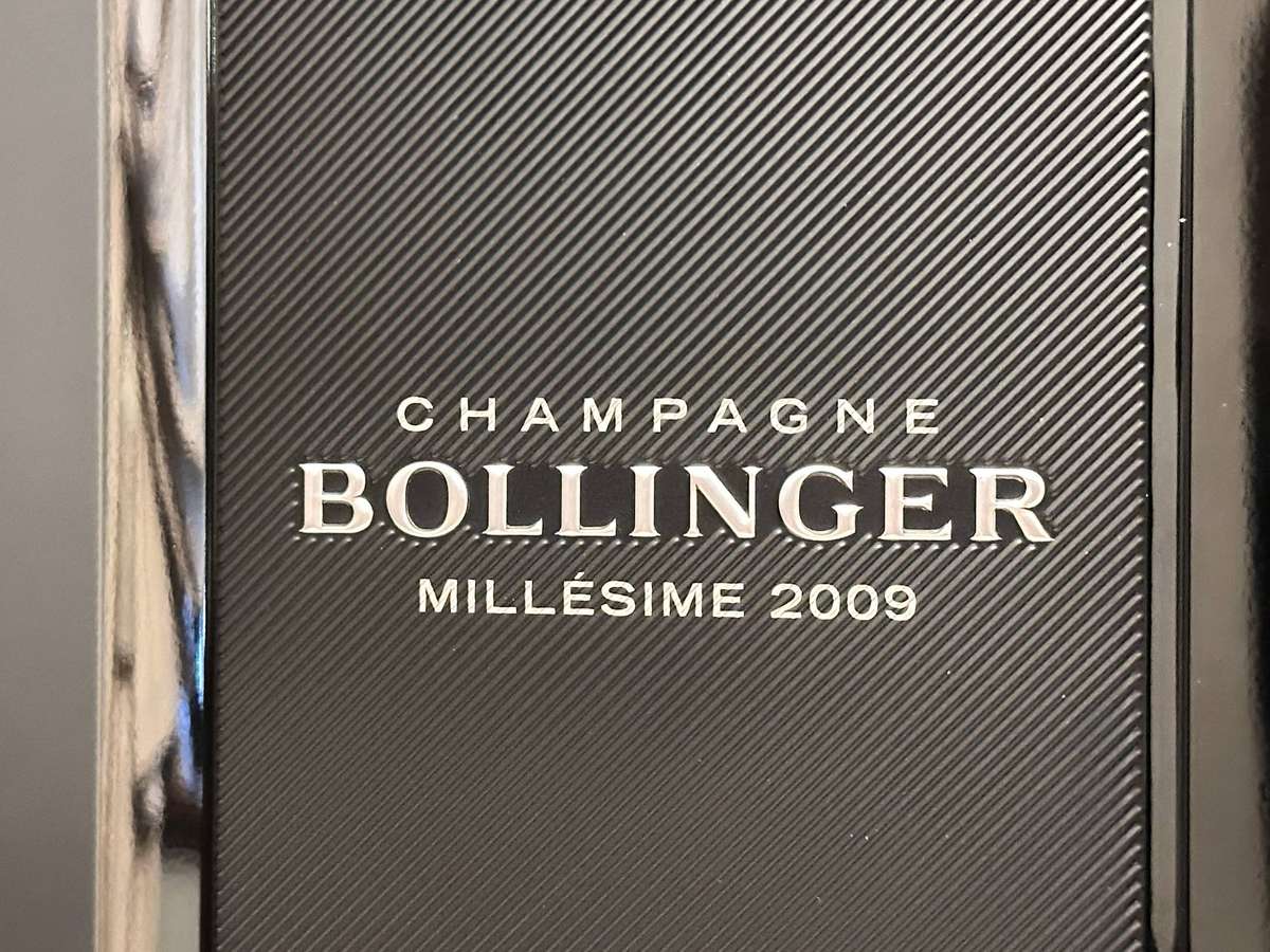Bollinger Vintage 2009 Limited 007 Edition in Exclusive Cooler Display Case