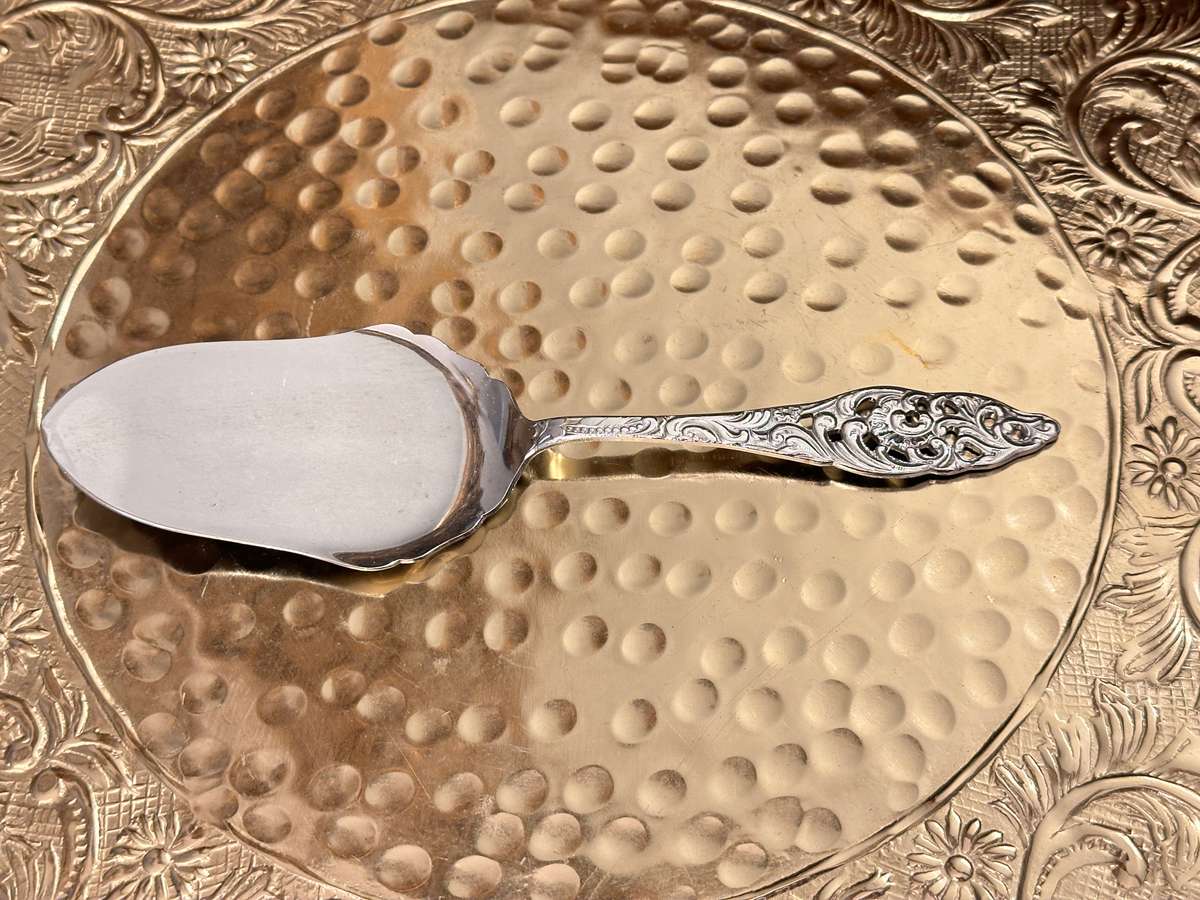 Beautiful Vintage Cake Lifter