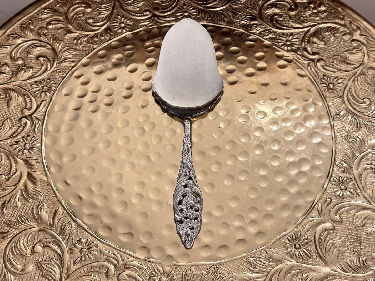 Beautiful Vintage Cake Lifter