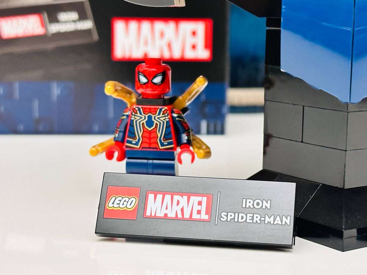 Lego iconic Iron Spider-Man with Exclusive Minifigure Collectable & Original Box