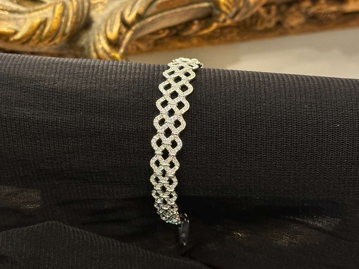 EXQUISITE SWAROVSKI STATEMENT BRACELET
