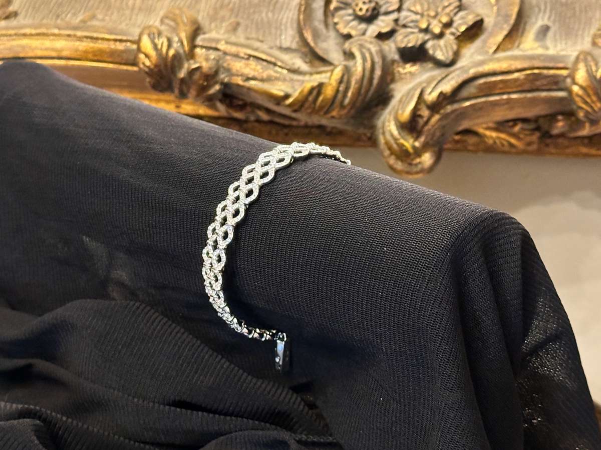 EXQUISITE SWAROVSKI STATEMENT BRACELET