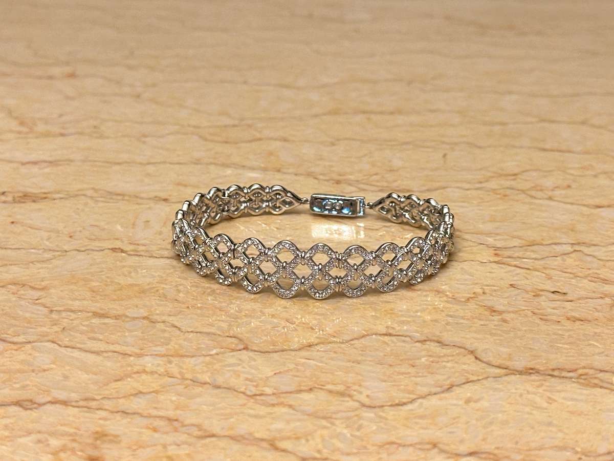 EXQUISITE SWAROVSKI STATEMENT BRACELET