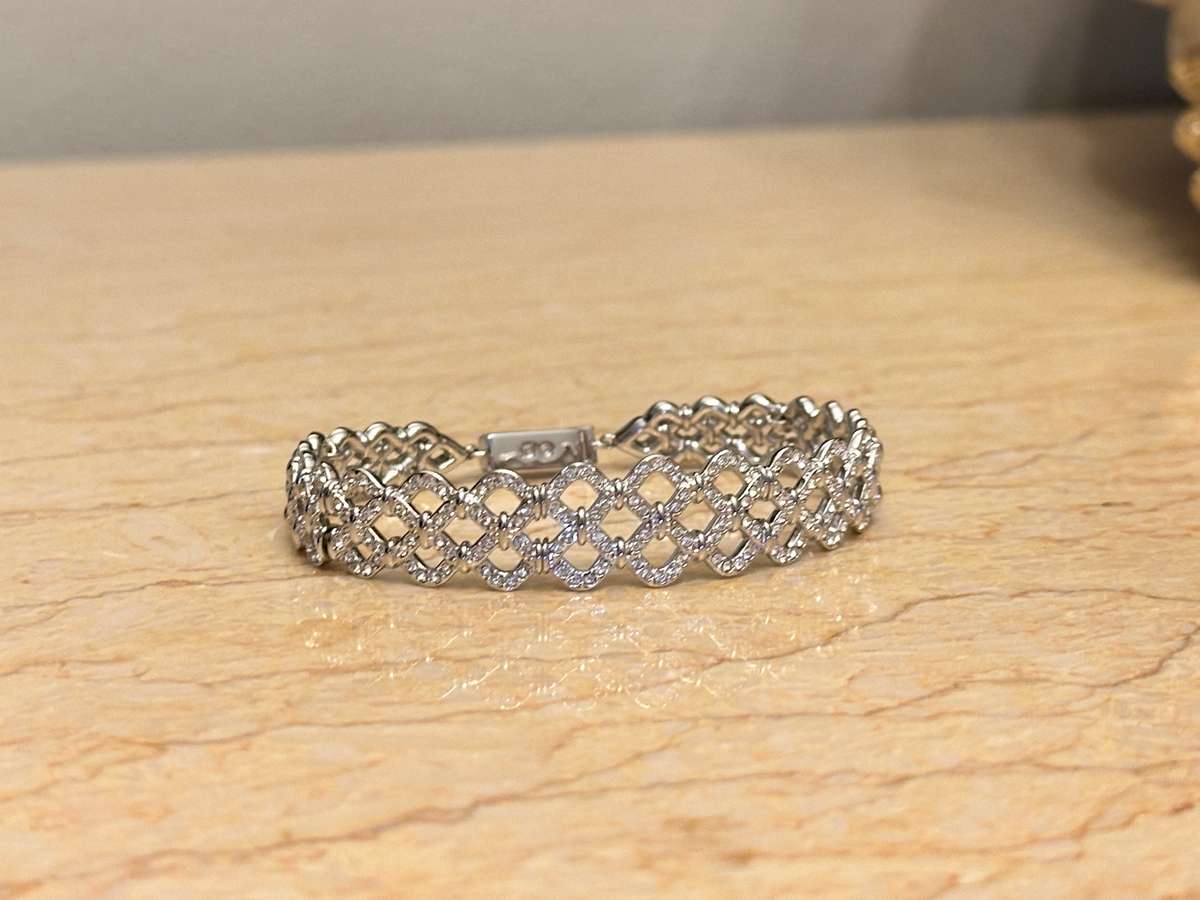 EXQUISITE SWAROVSKI STATEMENT BRACELET