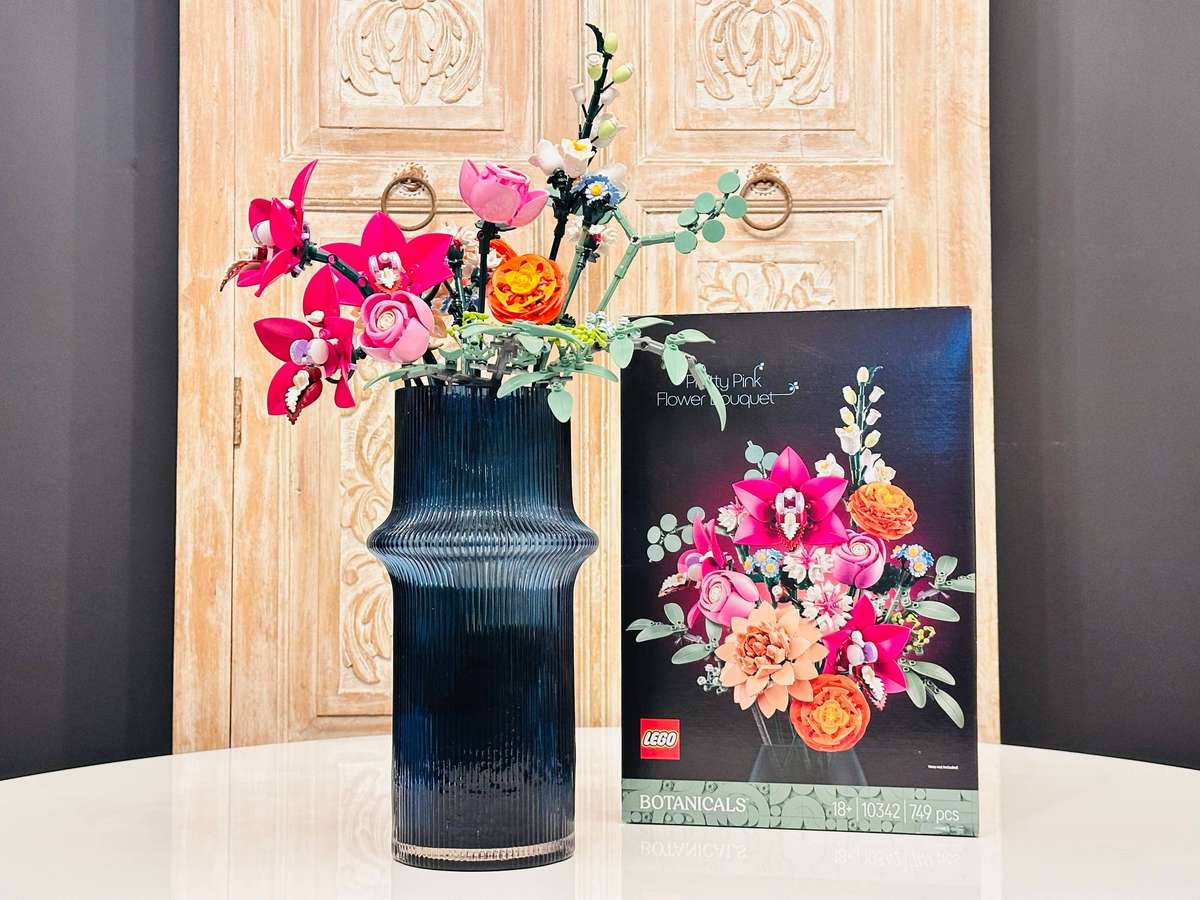 LEGO Botanicals Pretty Pink Flower Bouquet Set with Original Box