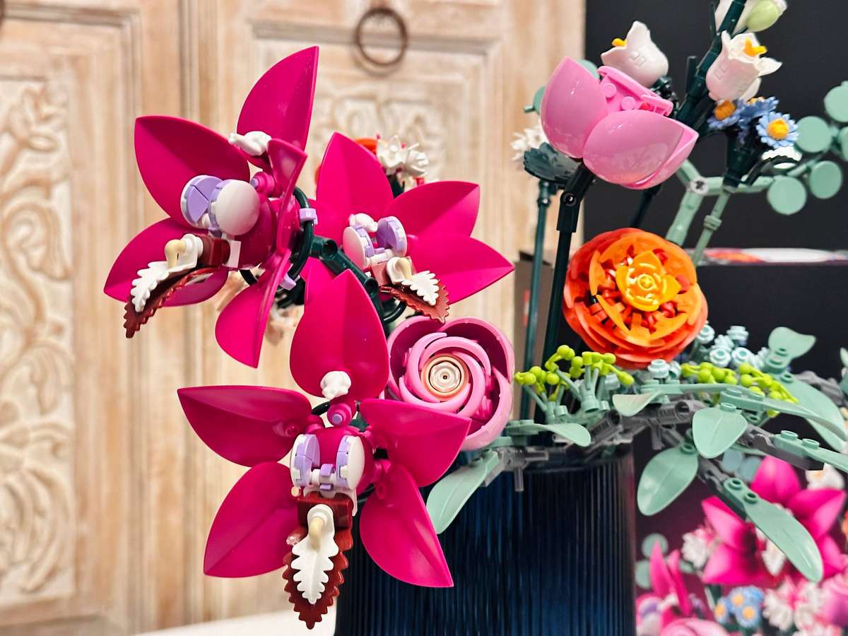 LEGO Botanicals Pretty Pink Flower Bouquet Set with Original Box