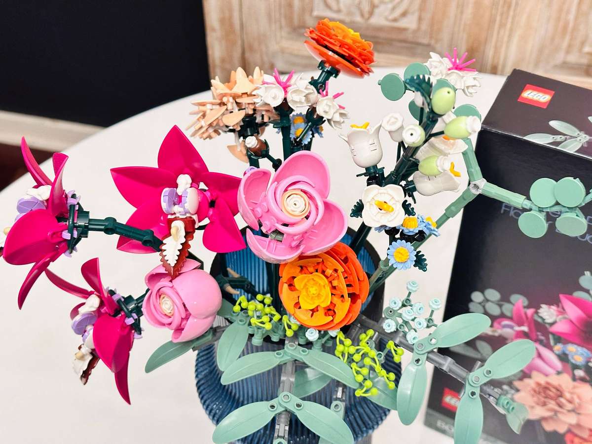 LEGO Botanicals Pretty Pink Flower Bouquet Set with Original Box