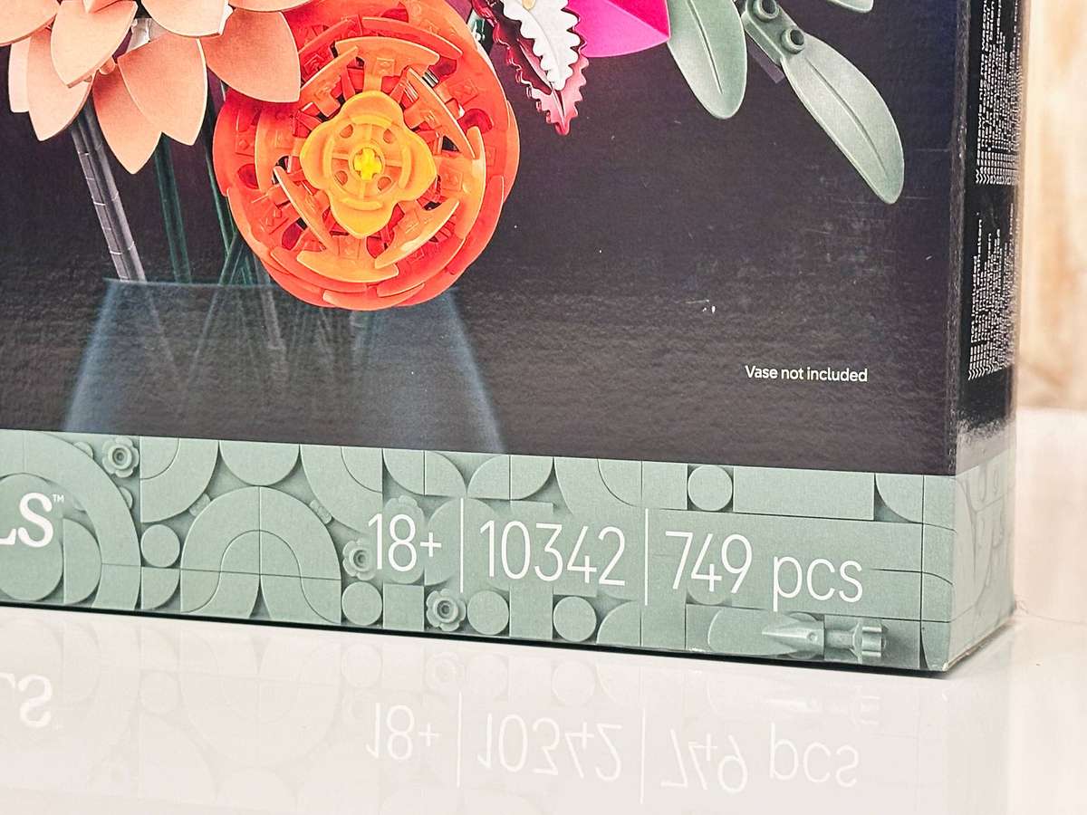 LEGO Botanicals Pretty Pink Flower Bouquet Set with Original Box