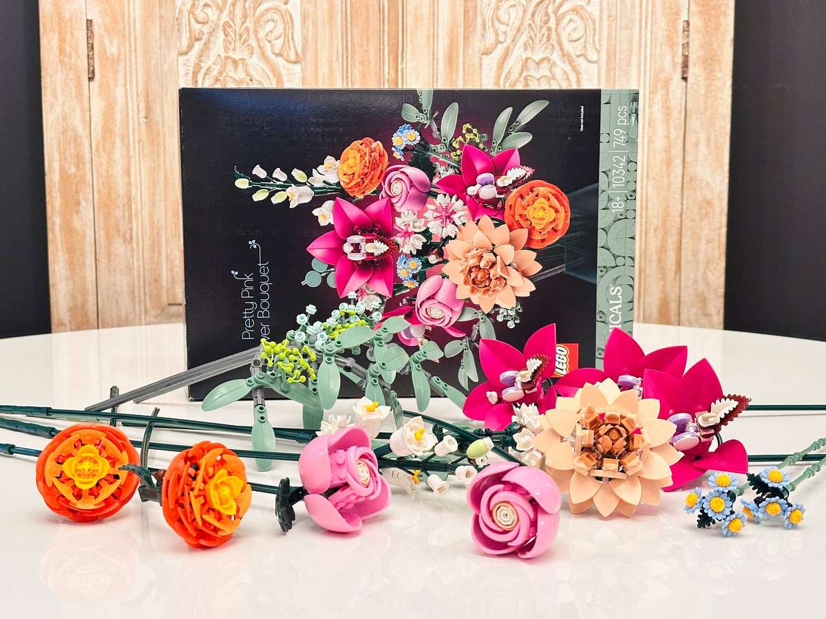 LEGO Botanicals Pretty Pink Flower Bouquet Set with Original Box