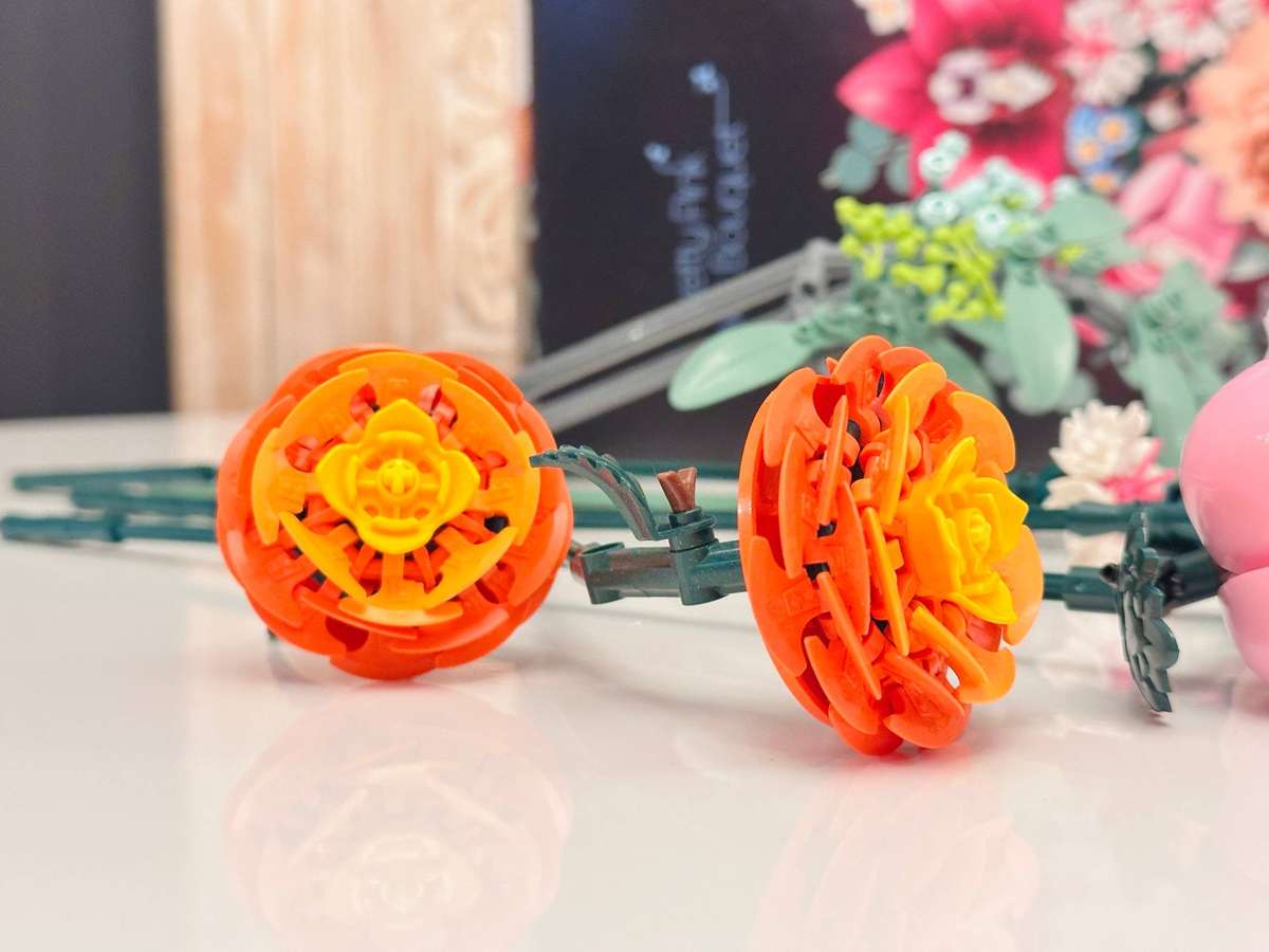 LEGO Botanicals Pretty Pink Flower Bouquet Set with Original Box