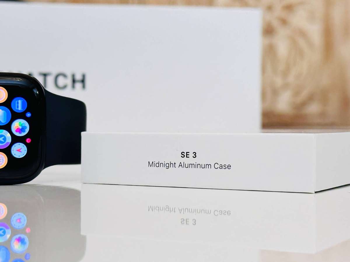 Apple Watch SE 3 with Always-On Display & Original Box