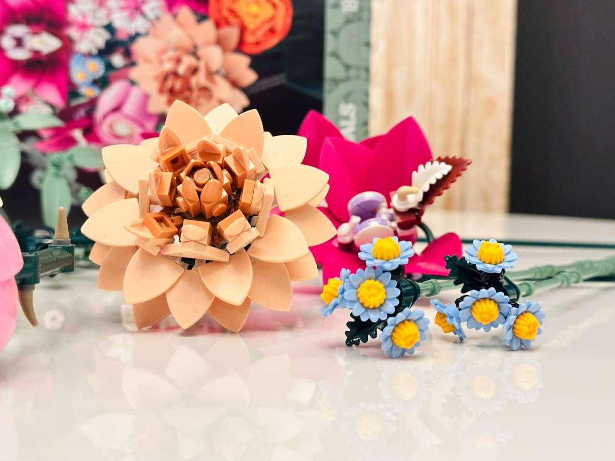 LEGO Botanicals Pretty Pink Flower Bouquet Set with Original Box