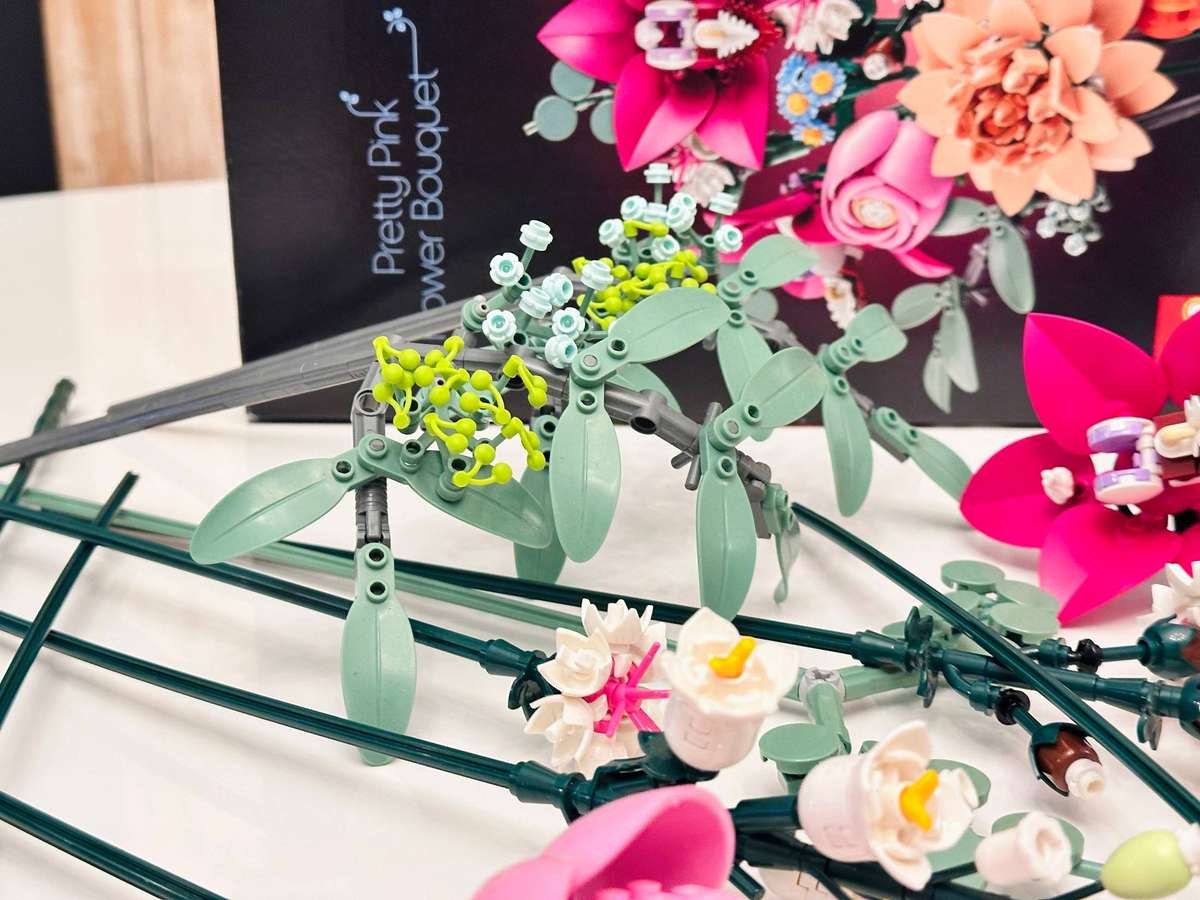 LEGO Botanicals Pretty Pink Flower Bouquet Set with Original Box
