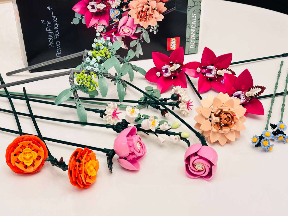 LEGO Botanicals Pretty Pink Flower Bouquet Set with Original Box