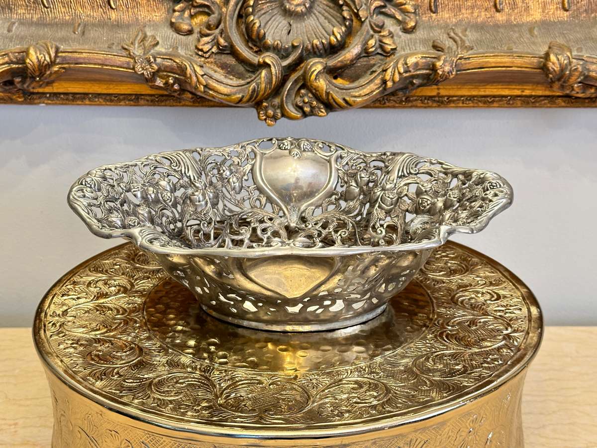 EXQUISITE ORNATE VINTAGE CENTER PIECE BOWL - STATEMENT PIECE