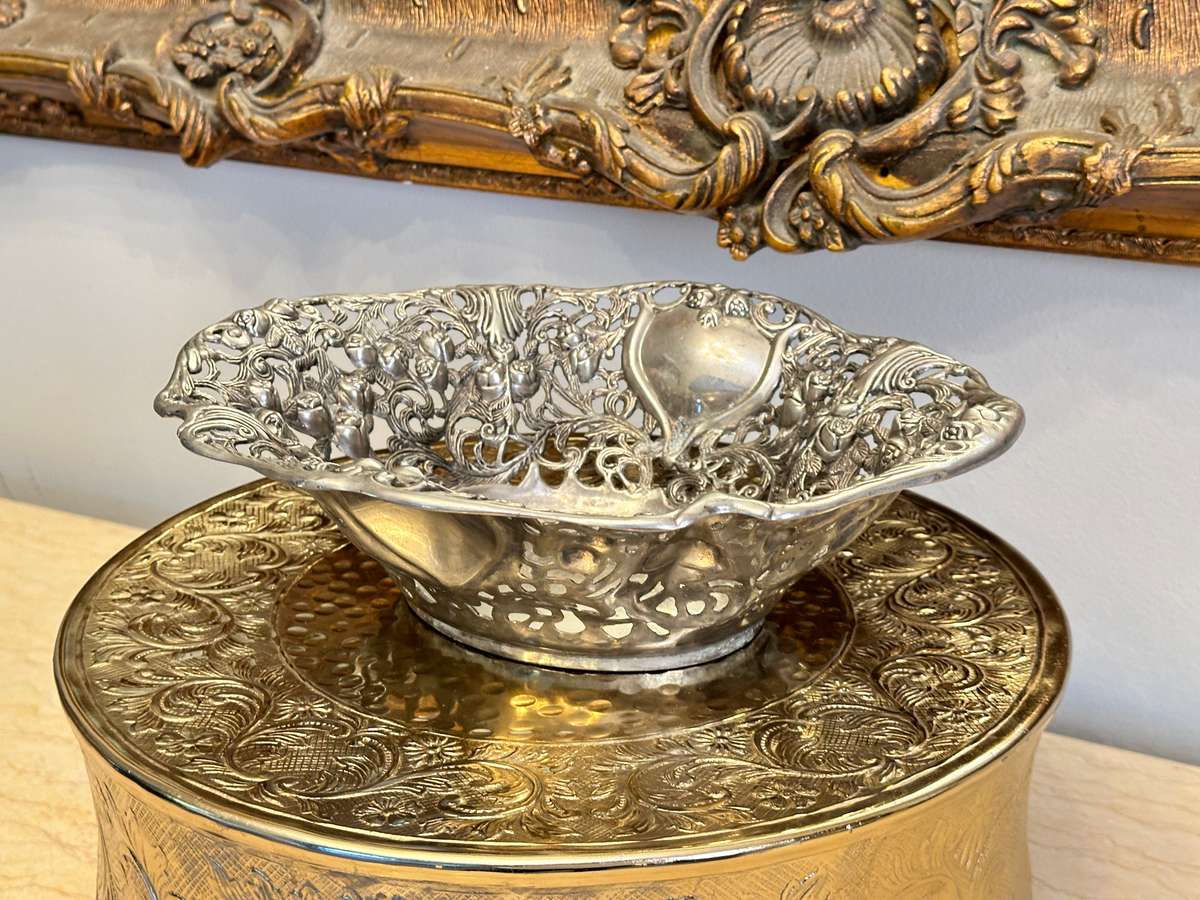EXQUISITE ORNATE VINTAGE CENTER PIECE BOWL - STATEMENT PIECE