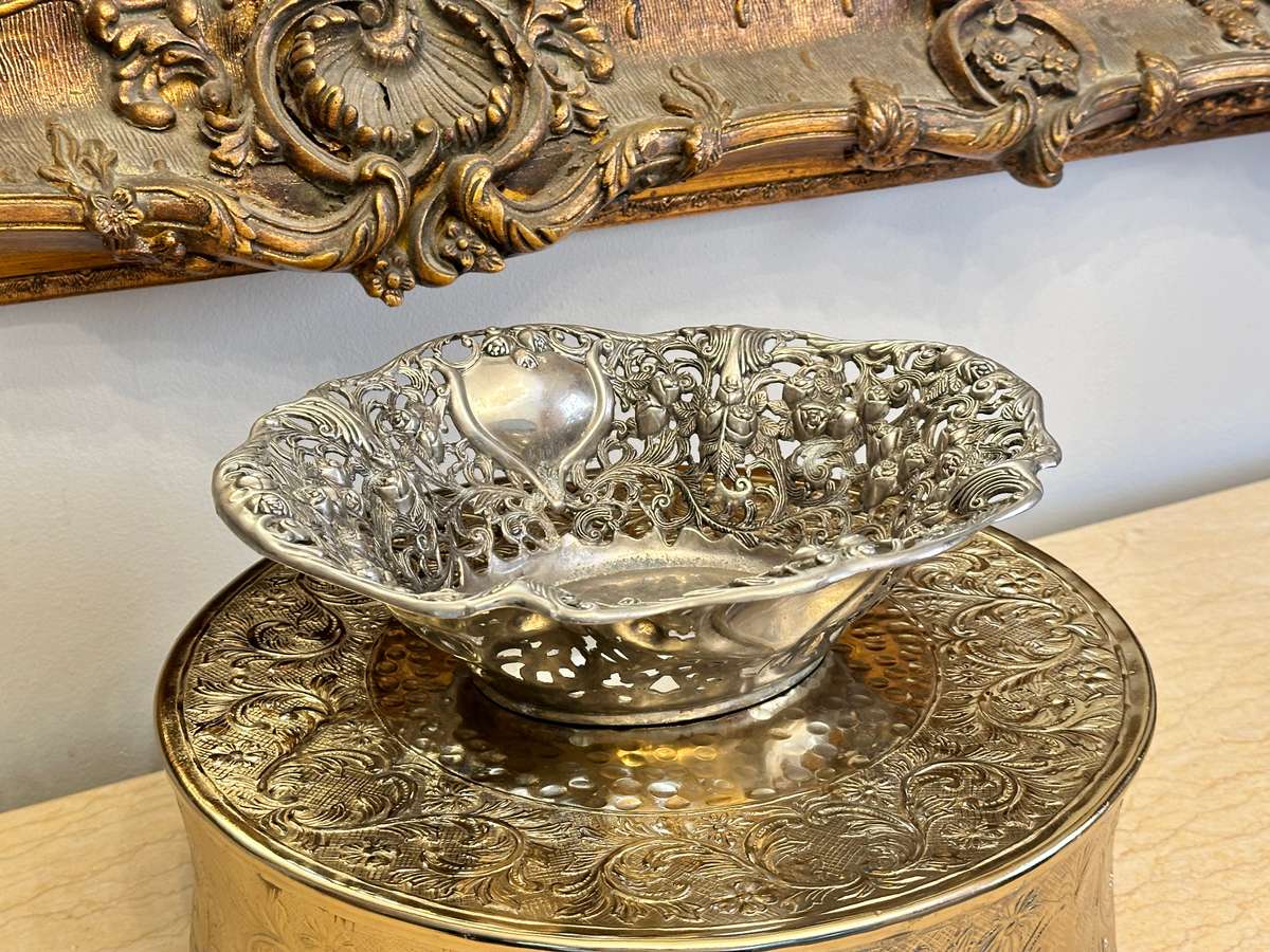EXQUISITE ORNATE VINTAGE CENTER PIECE BOWL - STATEMENT PIECE