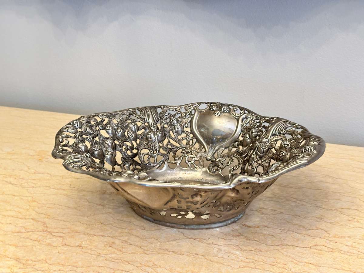EXQUISITE ORNATE VINTAGE CENTER PIECE BOWL - STATEMENT PIECE
