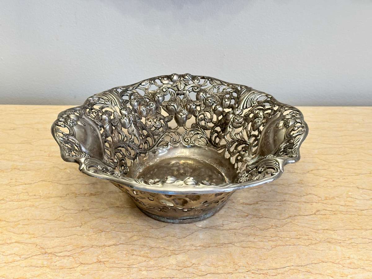 EXQUISITE ORNATE VINTAGE CENTER PIECE BOWL - STATEMENT PIECE
