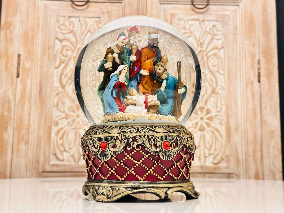 Vintage Very Large Musical Signature Nativity Light up Snow Globe