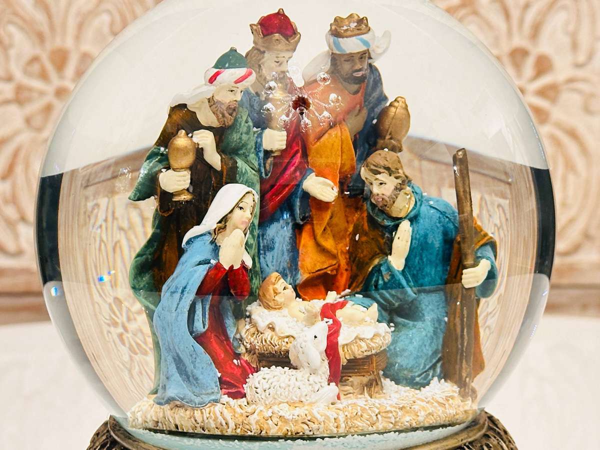 Vintage Very Large Musical Signature Nativity Light up Snow Globe