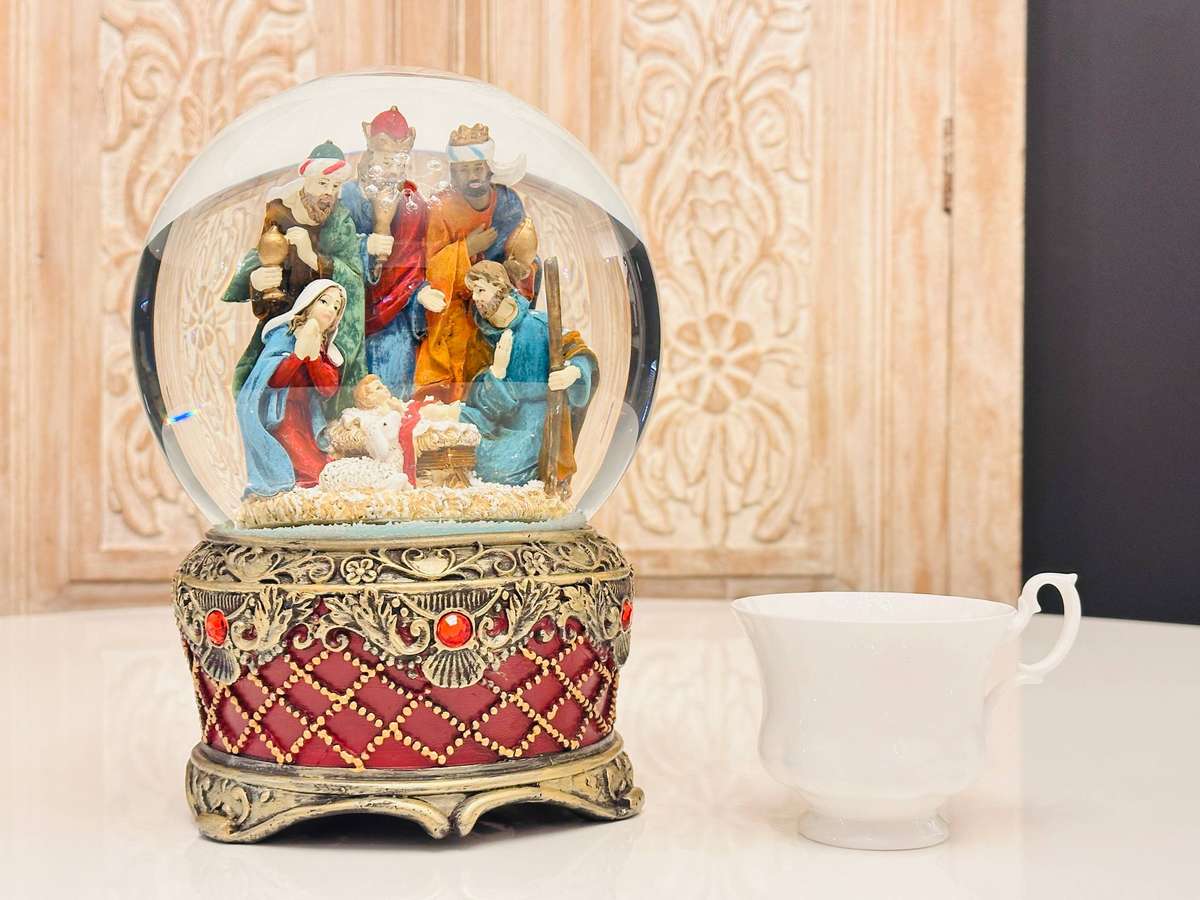Vintage Very Large Musical Signature Nativity Light up Snow Globe