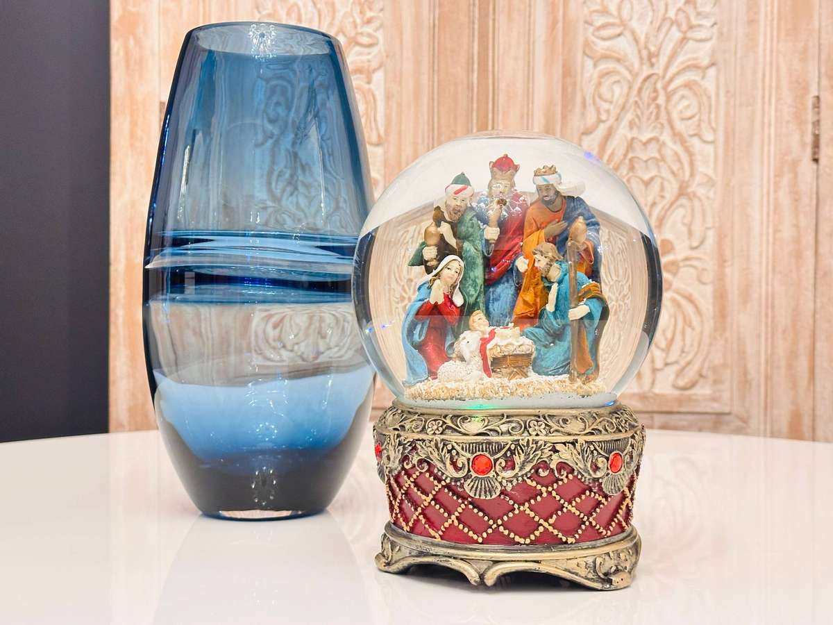 Vintage Very Large Musical Signature Nativity Light up Snow Globe