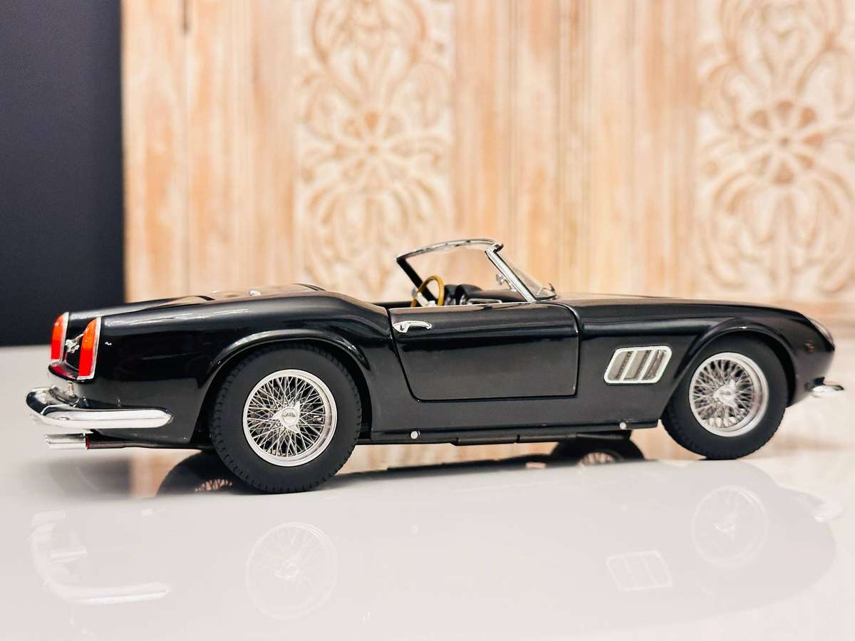 FERRARI Hot Wheels Elite Limited Edition 250 California 1:18 Model Collectable in Original Box