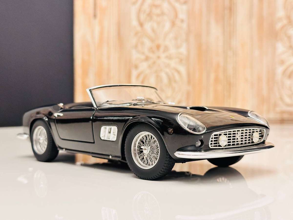 FERRARI Hot Wheels Elite Limited Edition 250 California 1:18 Model Collectable in Original Box