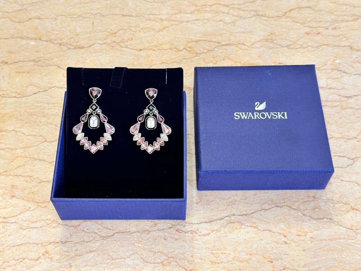MAGNIFICENTLY BEAUTIFUL SWAROVSKI EARRINGS WITH DANGLING CENTRE CRYSTAL