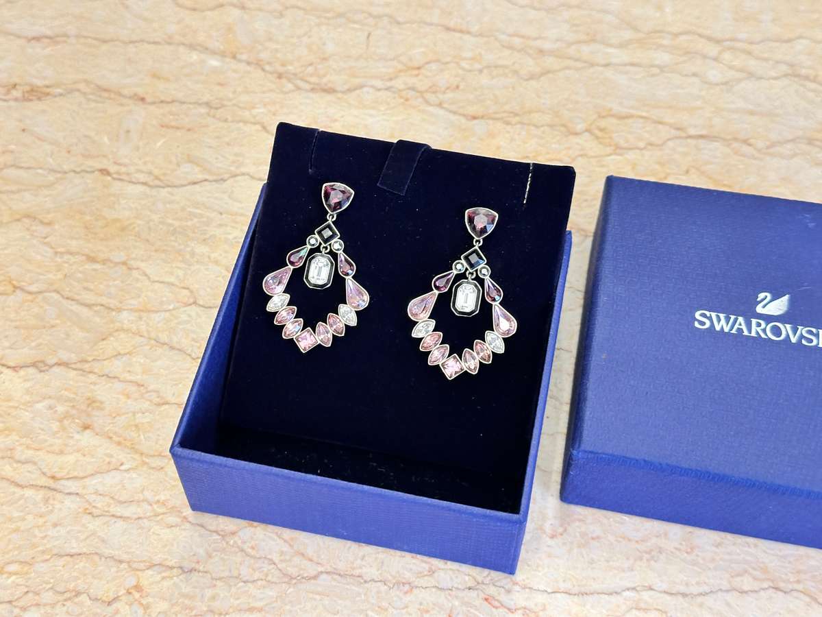 MAGNIFICENTLY BEAUTIFUL SWAROVSKI EARRINGS WITH DANGLING CENTRE CRYSTAL