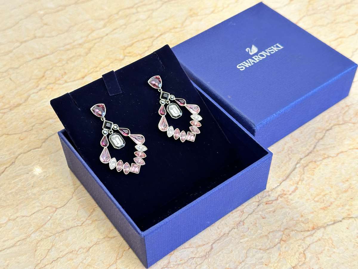 MAGNIFICENTLY BEAUTIFUL SWAROVSKI EARRINGS WITH DANGLING CENTRE CRYSTAL