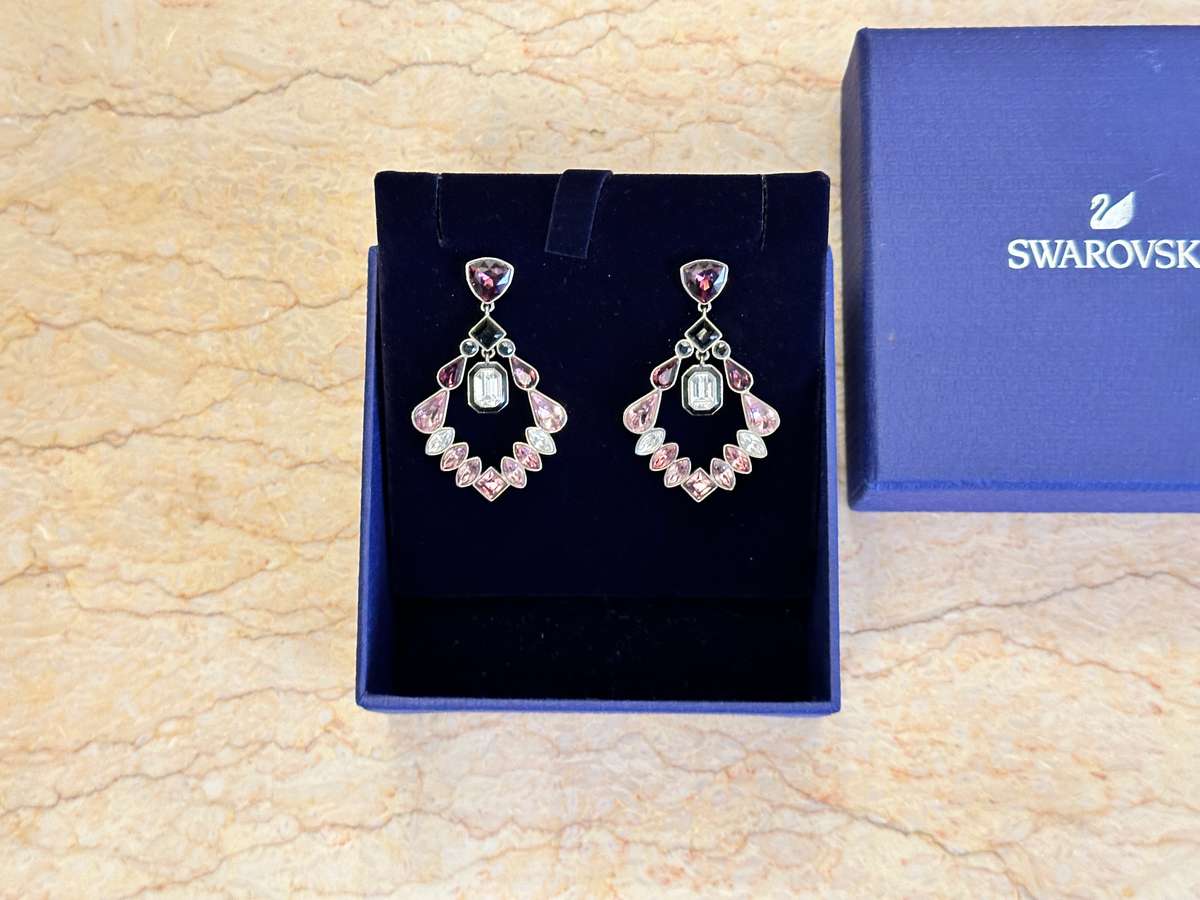MAGNIFICENTLY BEAUTIFUL SWAROVSKI EARRINGS WITH DANGLING CENTRE CRYSTAL