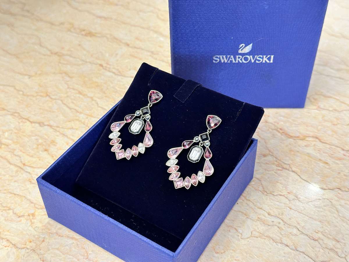 MAGNIFICENTLY BEAUTIFUL SWAROVSKI EARRINGS WITH DANGLING CENTRE CRYSTAL