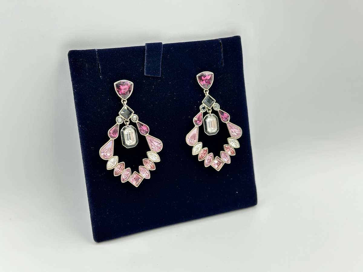 MAGNIFICENTLY BEAUTIFUL SWAROVSKI EARRINGS WITH DANGLING CENTRE CRYSTAL