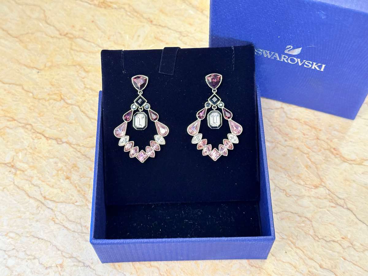 MAGNIFICENTLY BEAUTIFUL SWAROVSKI EARRINGS WITH DANGLING CENTRE CRYSTAL