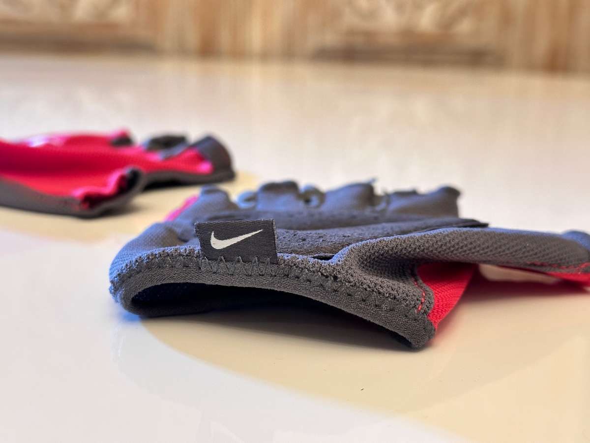 NIKE Womens Training Gym Gloves
