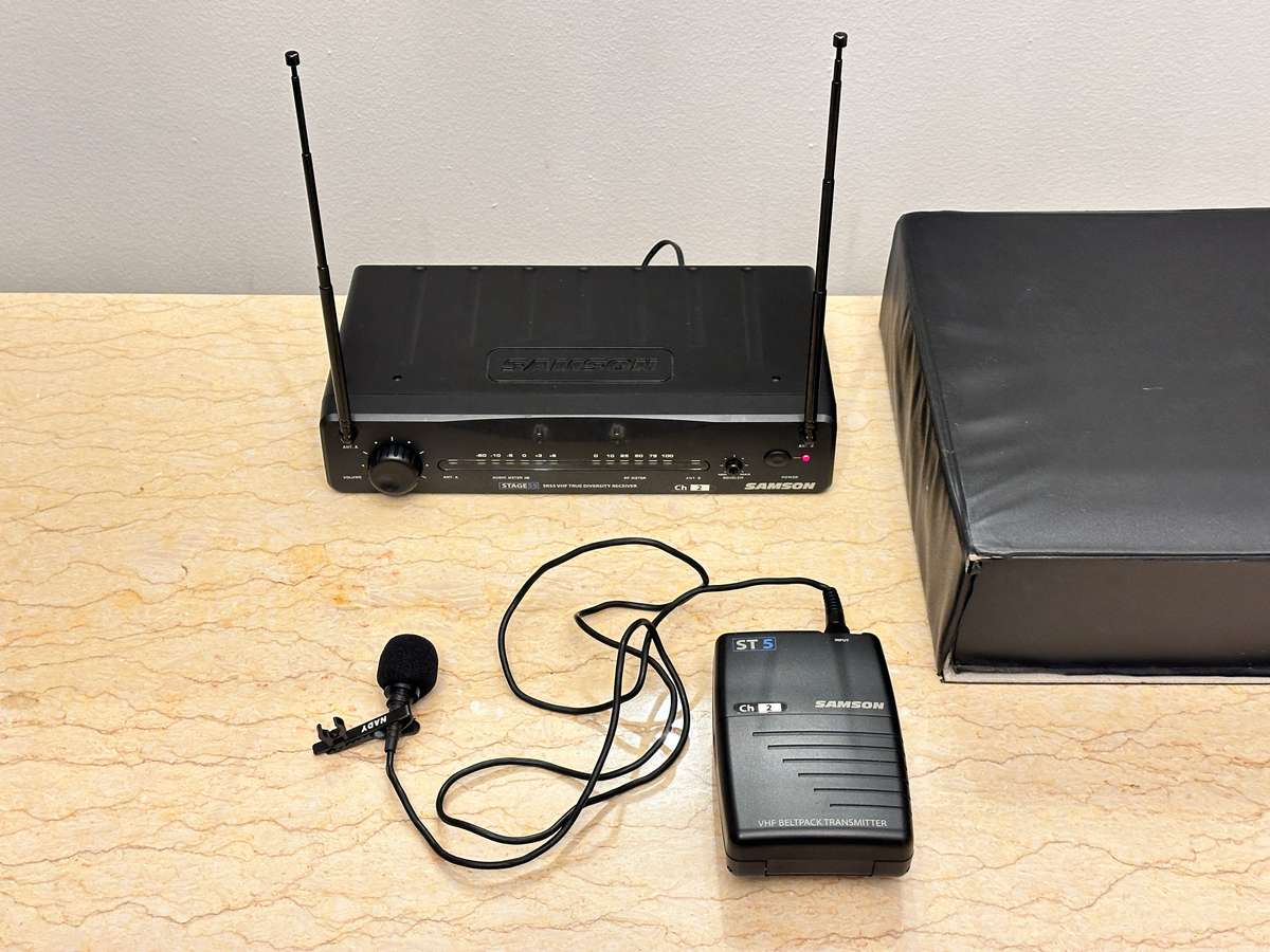 GREAT BUY WIRELESS MICROPHONE WITH RECEIVER SELLS OVER R3500 NEW