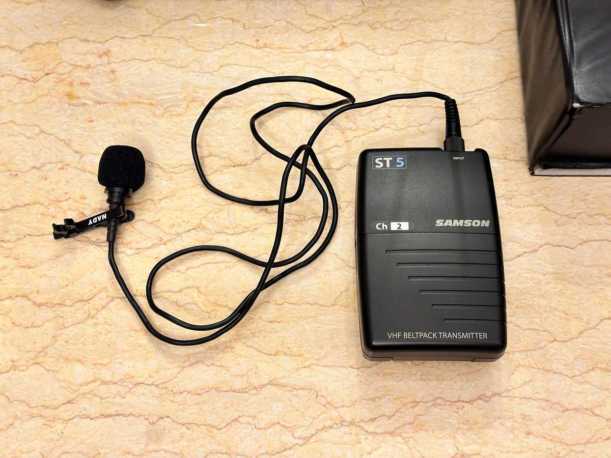 GREAT BUY WIRELESS MICROPHONE WITH RECEIVER SELLS OVER R3500 NEW