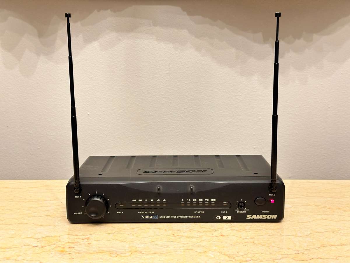 GREAT BUY WIRELESS MICROPHONE WITH RECEIVER SELLS OVER R3500 NEW