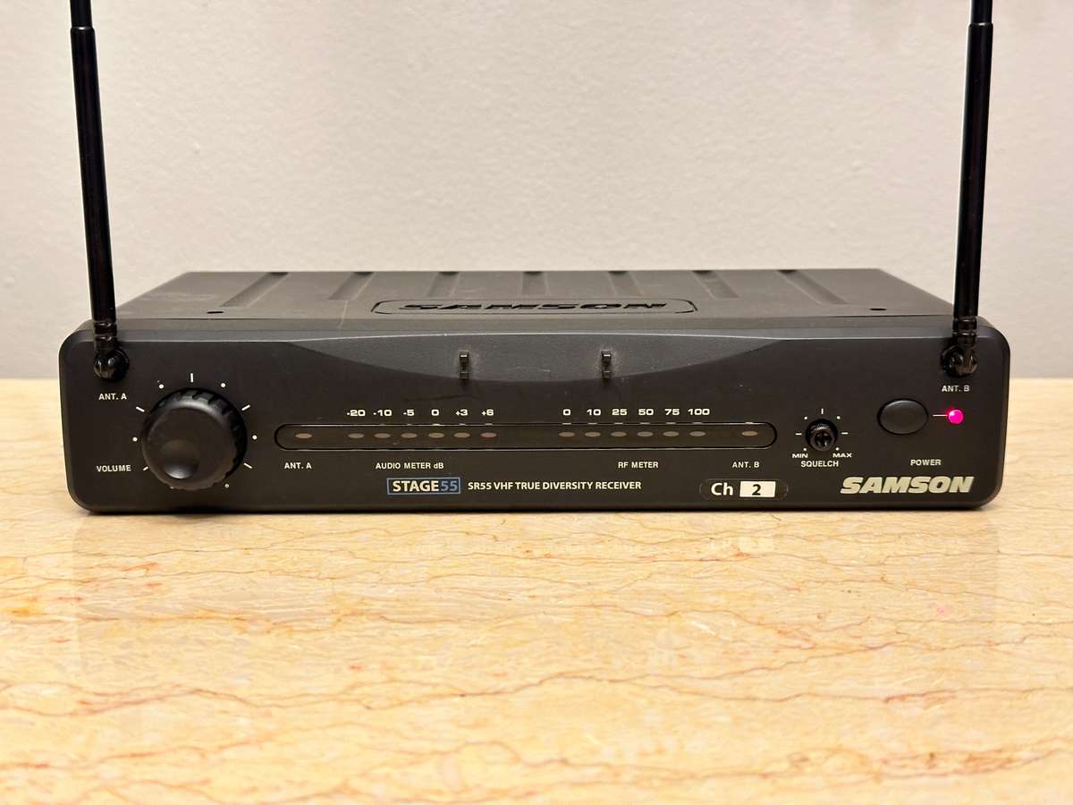 GREAT BUY WIRELESS MICROPHONE WITH RECEIVER SELLS OVER R3500 NEW