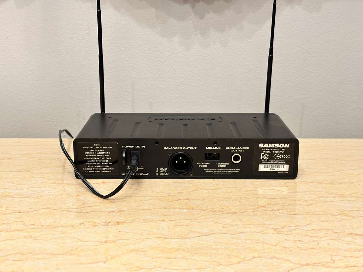 GREAT BUY WIRELESS MICROPHONE WITH RECEIVER SELLS OVER R3500 NEW