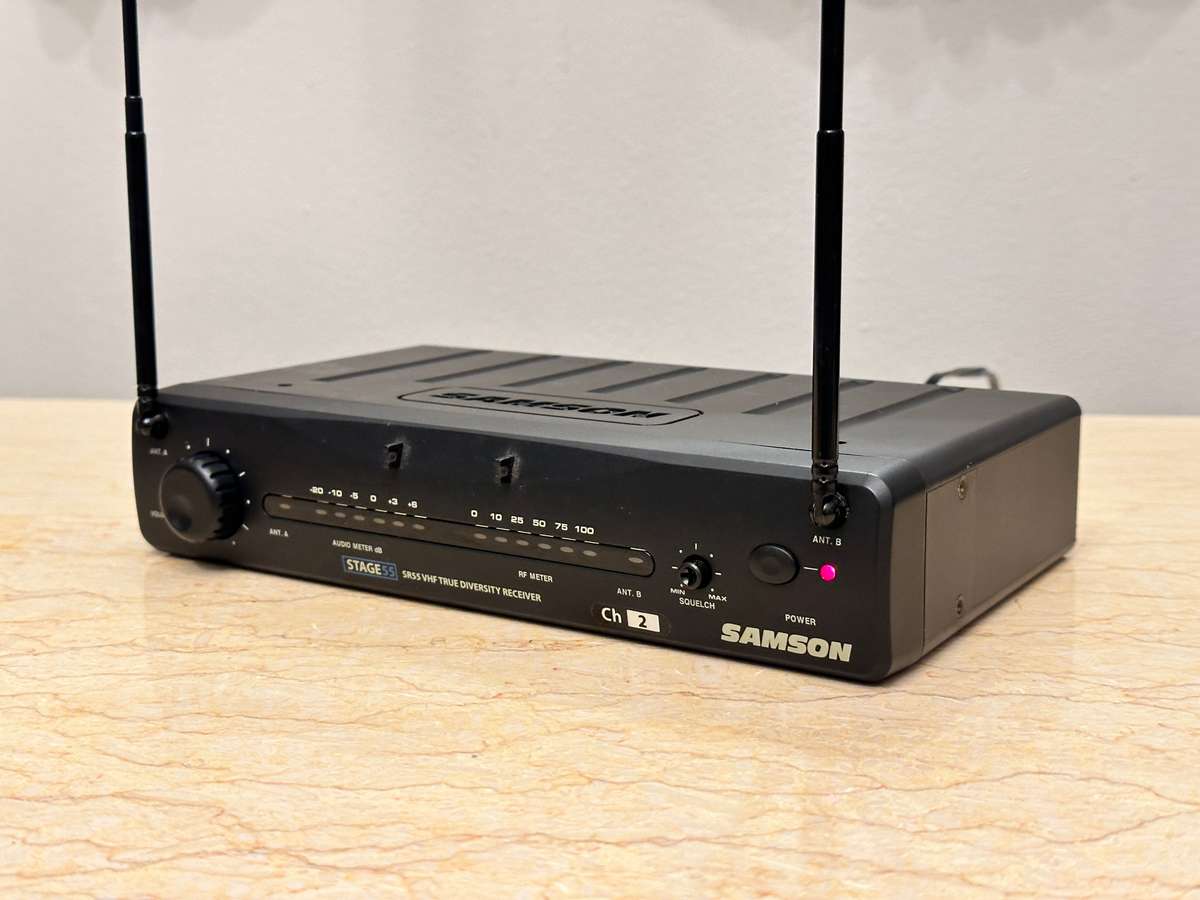 GREAT BUY WIRELESS MICROPHONE WITH RECEIVER SELLS OVER R3500 NEW