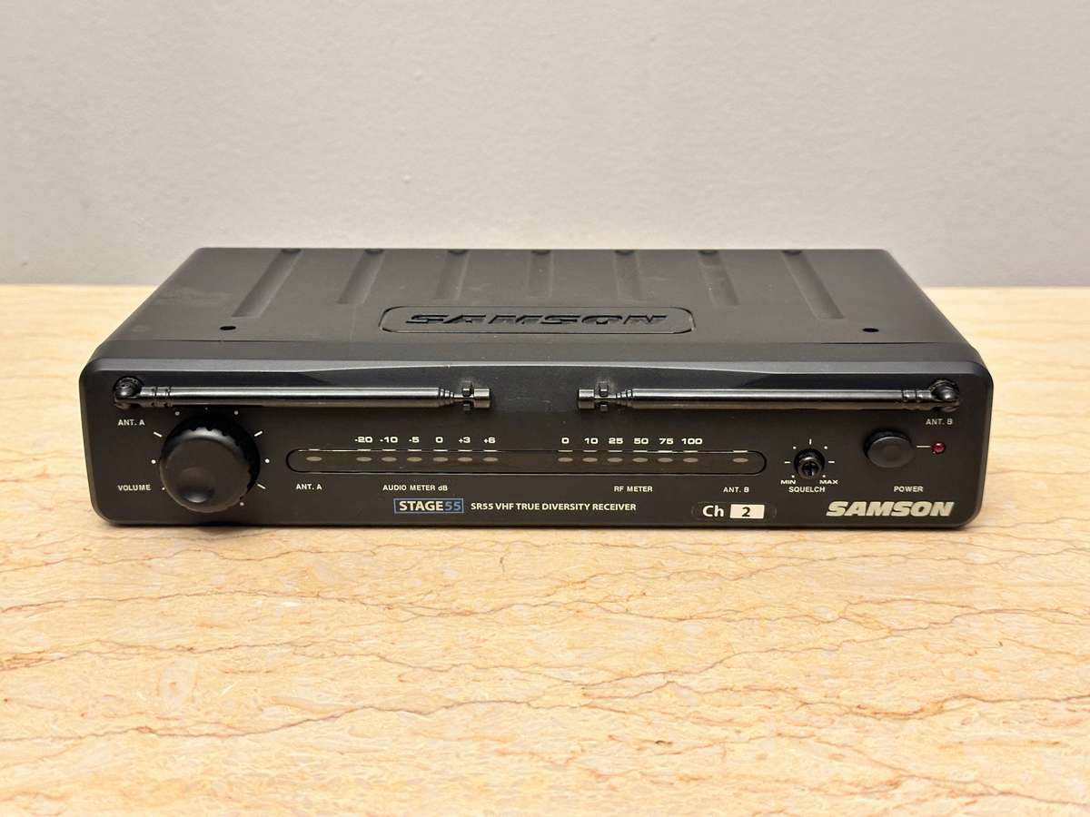 GREAT BUY WIRELESS MICROPHONE WITH RECEIVER SELLS OVER R3500 NEW