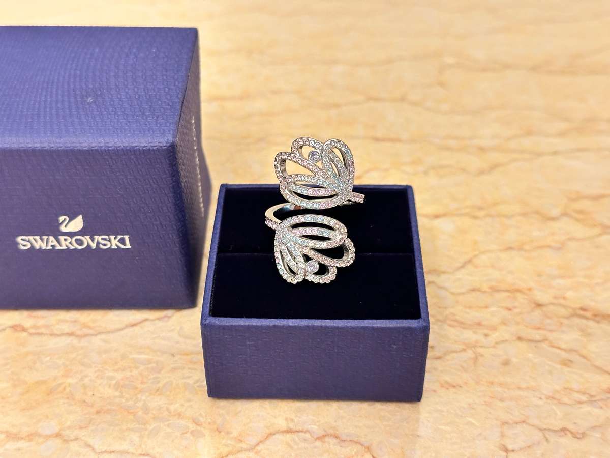 EXQUISITELY Beautiful SWAROVSKI Statement Ring