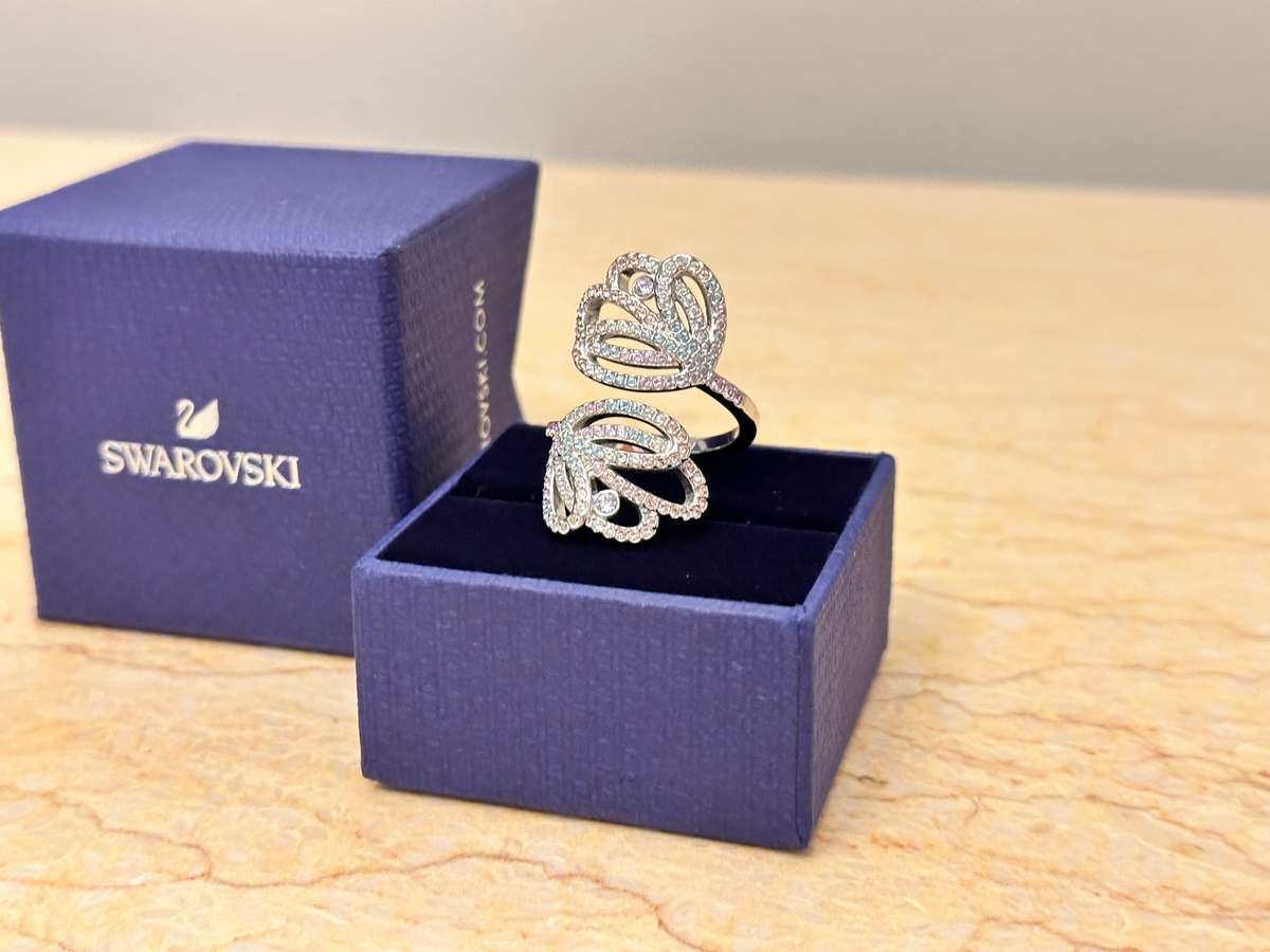 EXQUISITELY Beautiful SWAROVSKI Statement Ring