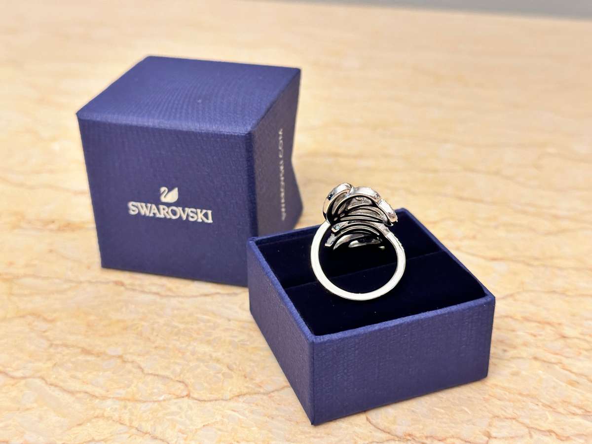 EXQUISITELY Beautiful SWAROVSKI Statement Ring