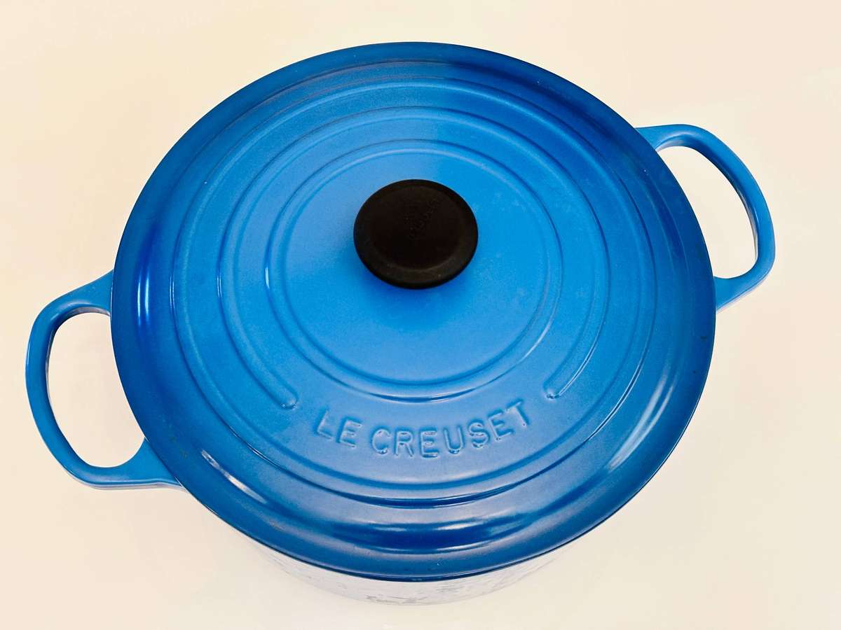 Le Creuset Cast Iron Signature Round Large Casserole