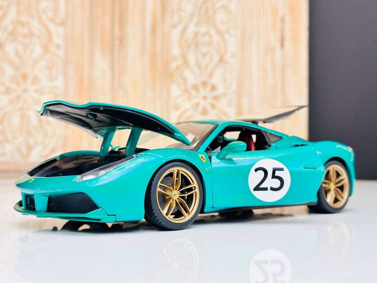 FERRARI Limited Edition 70th Anniversary 488 GTB 1:18 Model Collectable in Original Box