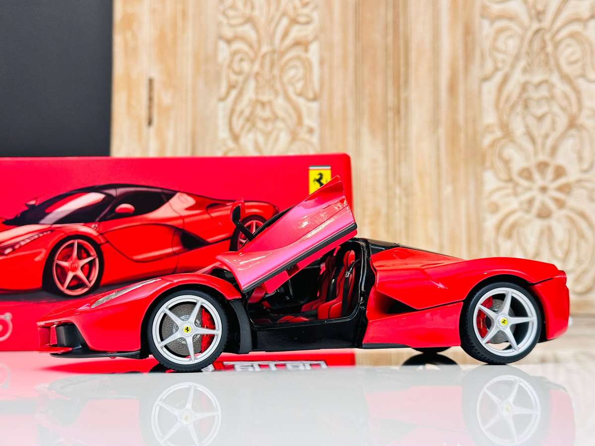 FERRARI Limited Signature Edition La Ferrari 1:18 Model Collectable in Original Box